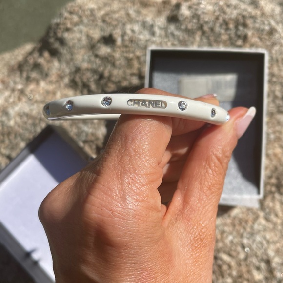Chanel white plastic bangle - Picture 3 of 16